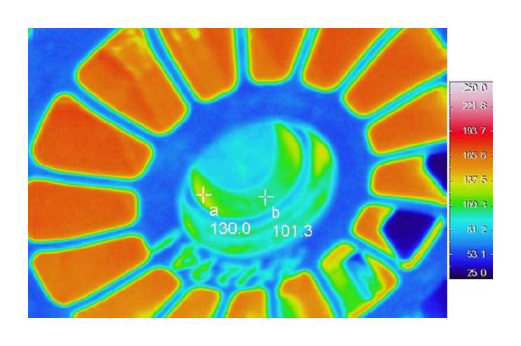 加熱後、シャフト挿入前のインペラ温度分布(中心付近が軸穴部)