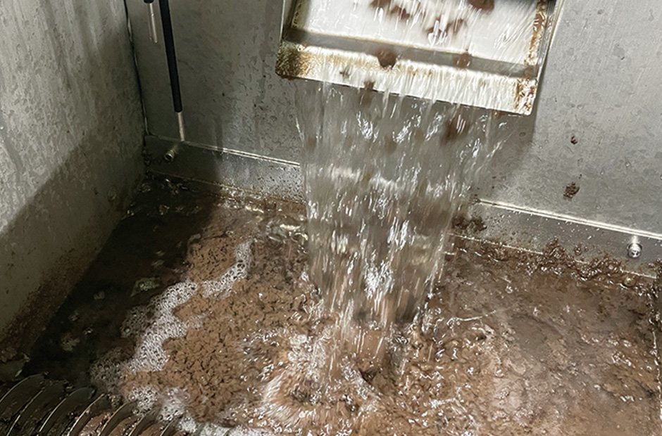 油分を多く含んだ汚泥に!