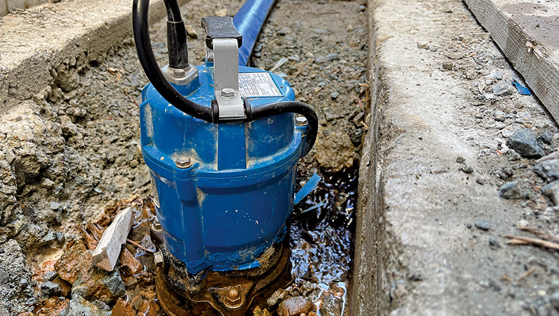 土木工事の湧水排水ポンプ
