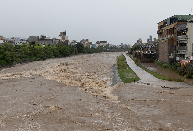 治水イメージ。ツルミの機場用大型ポンプは、豪雨による水害から地域を守る内水排除設備で活躍します。